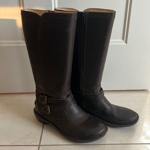 UGG brown leather size 8 women’s boots shearming lines. Excellent condition